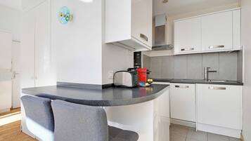 Réfrigérateur, micro-ondes, four, plaque de cuisson