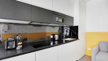 Kylskåp, mikrovågsugn, ugn och spishäll