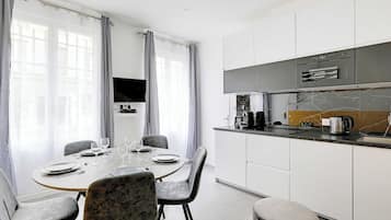 Kylskåp, mikrovågsugn, ugn och spishäll