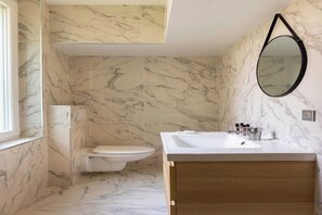 Shower, hair dryer, towels, shampoo