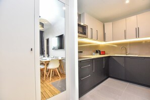 Fridge, microwave, stovetop, dishwasher