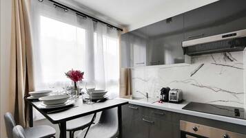 Coffee/tea maker, fridge, oven, stovetop