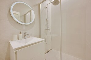 Shower, free toiletries, hair dryer, towels - Superb apartment with terrace 2BR/4P Trocadero (Paris)