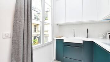 Køleskab, mikrobølgeovn, ovn, kogeplade