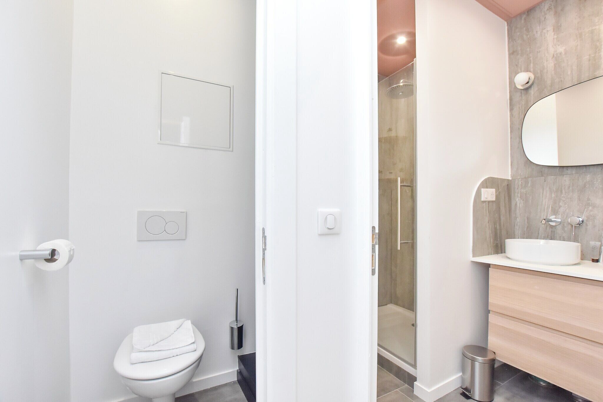 Douche, sèche-cheveux, serviettes fournies