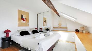 2 bedrooms, desk, iron/ironing board, travel crib