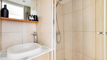 Regadera, secadora de cabello, toallas