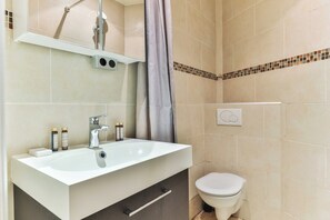 Shower, hair dryer, towels, shampoo