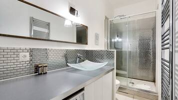 Douche, sèche-cheveux, serviettes fournies, shampoing