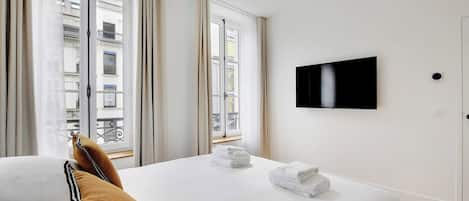 2 bedrooms, desk, iron/ironing board, WiFi
