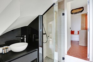 Dusj, hårføner, håndklær og sjampo