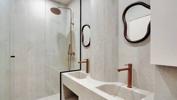 Douche, sèche-cheveux, serviettes fournies