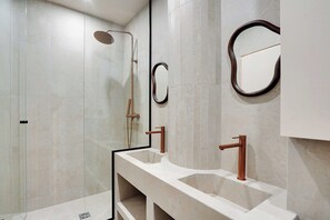 Dusche, Haartrockner, Handtücher