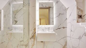 Dusj, hårføner og håndklær