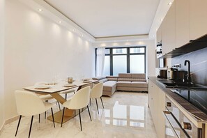 Kühlschrank, Herdplatte, Wasserkocher mit Kaffee-/Teezubehör, Toaster