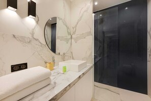Douche, séchoir à cheveux, serviettes fournies