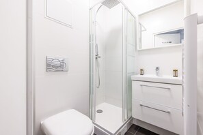 Shower, hair dryer, towels - Cosy apartment - 1BR/4P - Faubourg-du-Roule (Paris)