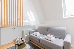 1 bedroom, desk, iron/ironing board, free WiFi - Cosy apartment - 1BR/4P - Faubourg-du-Roule (Paris)
