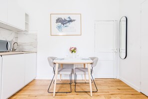 Dining - Cosy apartment - 1BR/4P - Faubourg-du-Roule (Paris)