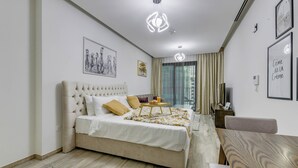 Een moderne slaapkamer met een groot bed, een houten eettafel en uitzicht op de stad.
