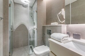 Appartement Deluxe, balcon, vue canal | Salle de bain | Chaussons