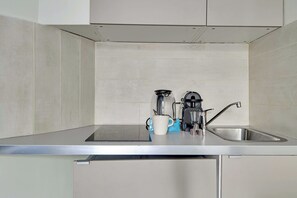 Refrigerador, microondas, parrilla de estufa y tostadora 