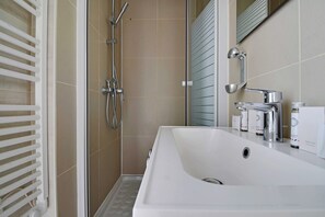 Regadera, secadora de cabello, toallas 