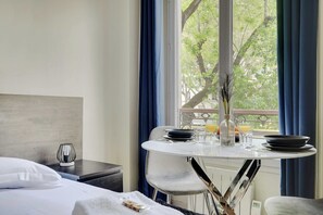 Tabla de planchar con plancha, internet y ropa de cama 