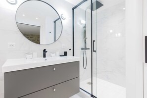 Dusche, Haartrockner, Handtücher