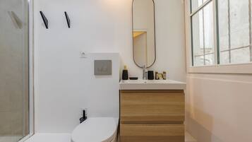 Ducha, secador de pelo, toallas