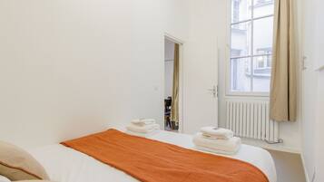 1 dormitorio, tabla de planchar con plancha, Internet y ropa de cama