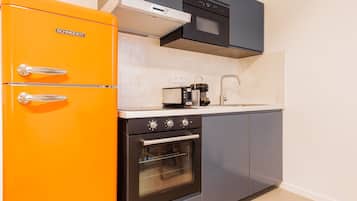 Frigorífico, microondas, horno y placa de cocina