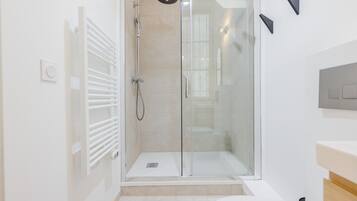 Ducha, secador de pelo y toallas