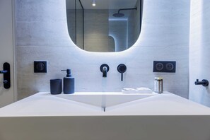 Shower, hair dryer, towels, shampoo - Renovated Studio rue du Roi de Sicile / Marais (Paris)