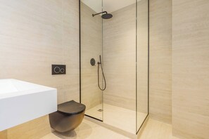 Douche, sèche-cheveux, serviettes fournies, shampoing