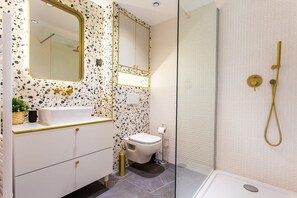 Een douche, een haardroger, handdoeken