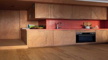 Een koelkast, een microgolfoven, een oven, een kookplaat