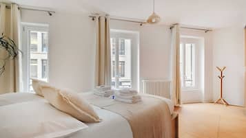 1 slaapkamer, een bureau, een strijkplank/strijkijzer, wifi