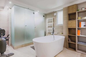 Dusche, Haartrockner, Handtücher