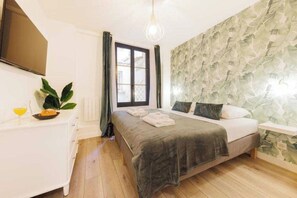 2 bedrooms, desk, iron/ironing board, travel crib - Spacious apartment - 2BR/6P - Pigalle - SoPi (Paris)