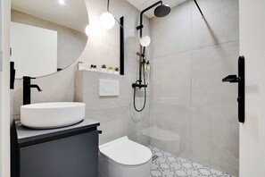 シャワー、ヘアドライヤー、タオル