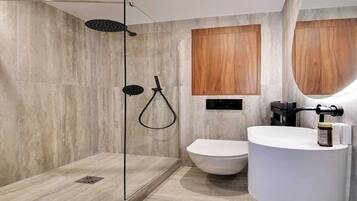 Douche, sĂšche-cheveux, serviettes fournies