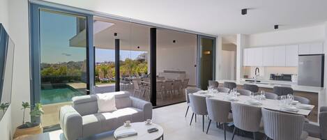 Villa, 5 Bedrooms | Dining room