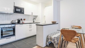 Coffee/tea maker, fridge, microwave, oven - Classy appartement - Flea Market (Saint-Ouen-sur-Seine)