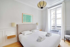1 chambre, bureau, fer et planche à repasser, lit parapluie
