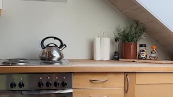 Réfrigérateur, four, plaque de cuisson, cafetiÚre/bouilloire