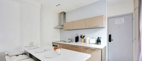 ثلاجة، ميكروويف، موقد طهي مسطح، محمصة خبز