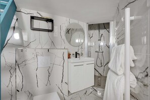 Douche, sèche-cheveux