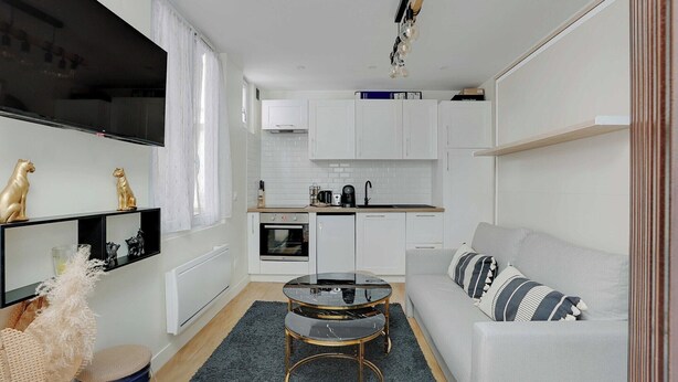 A compact living space with a kitchenette, a dining area, and a seating area. - Cosy Apt - 2P - République / Marais (Paris)