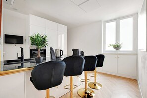 Frigorífico, microondas, horno y placa de cocina